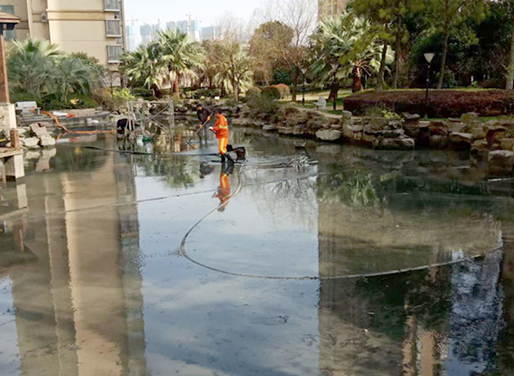 市南景观池淤泥清理