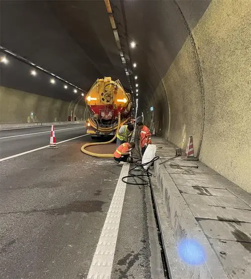 市南隧道排水渠清淤